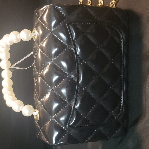 Deluxity NWT Black Quilted Jelly Handbag with Pearl Handle/Goldtone Chain - Picture 4 of 6